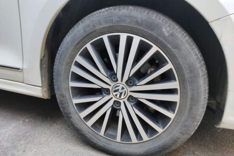 Used Volkswagen Sagitar 2017 230TSI Automatic Luxury Edition Right Front Wheel Hub