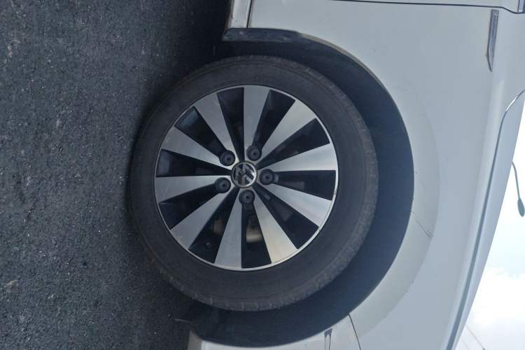 Used Volkswagen Sagitar 2017 230TSI Automatic Comfort Version Right Front Wheel Hub