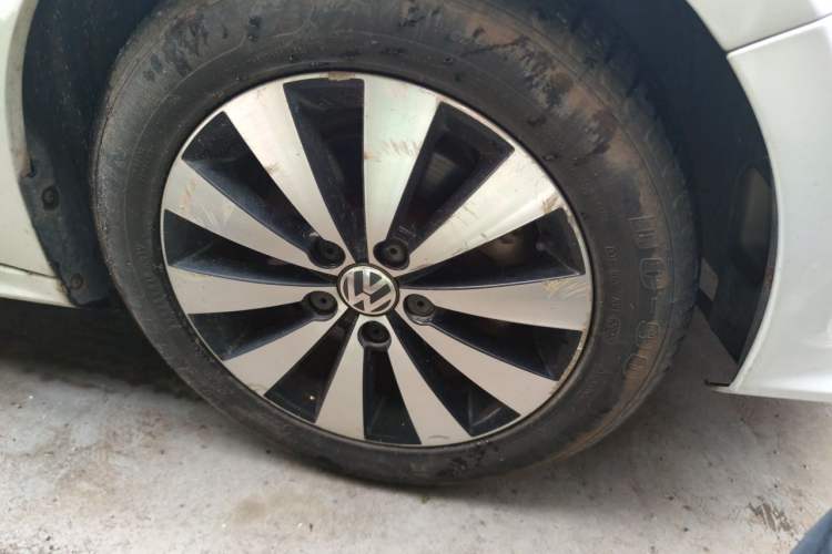Used Volkswagen Sagitar 2017 230TSI Automatic Comfort Version Right Front Wheel Hub