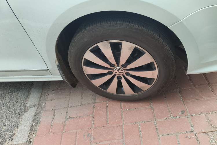 Used Volkswagen Sagitar 2017 1.6L Automatic Comfort Model Right Front Wheel Hub