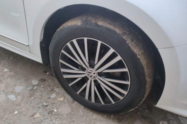 Used Volkswagen Sagitar 2017 230TSI Automatic Luxury Edition Right Front Wheel Hub