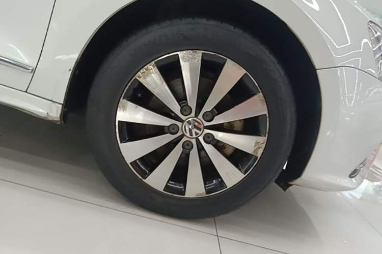 Used Volkswagen Sagitar 2017 230TSI Automatic Comfort Version Right Front Wheel Hub