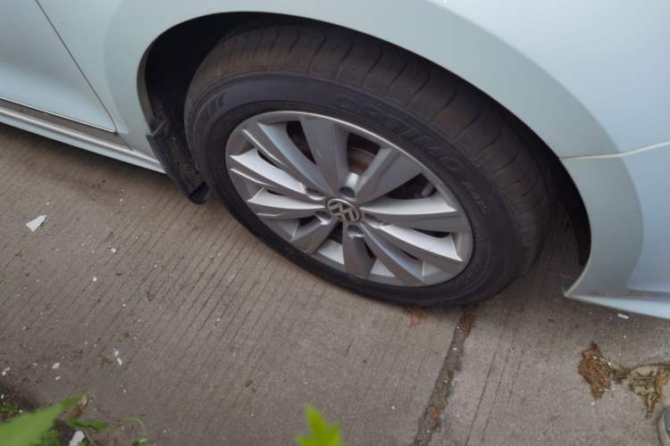 Used Volkswagen Sagitar 2017 1.6L Automatic Comfort Model Right Front Wheel Hub