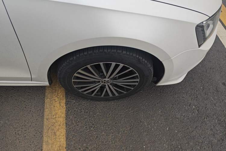 Used Volkswagen Sagitar 2017 230TSI Automatic Luxury Edition Right Front Wheel Hub
