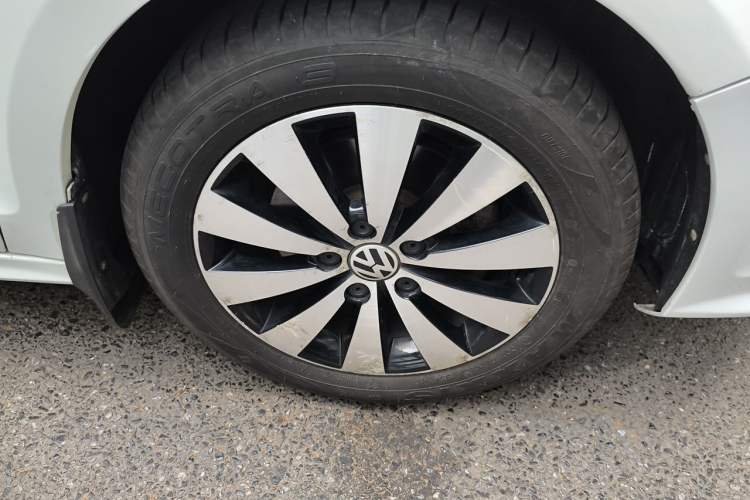 Used Volkswagen Sagitar 2017 230TSI Automatic Comfort Version Right Front Wheel Hub