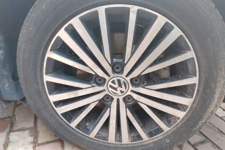 Used Volkswagen Sagitar 2017 230TSI Automatic Luxury Edition Right Front Wheel Hub