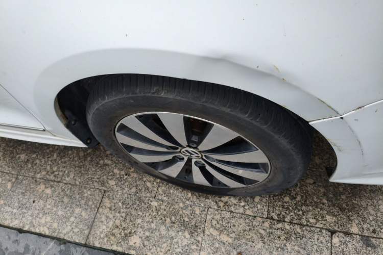 Used Volkswagen Sagitar 2017 230TSI Automatic Comfort Version Right Front Wheel Hub