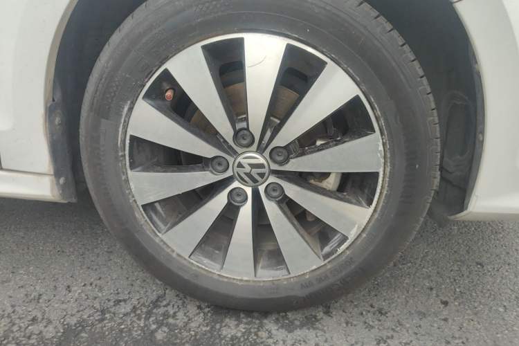 Used Volkswagen Sagitar 2017 1.6L Automatic Comfort Model Right Front Wheel Hub