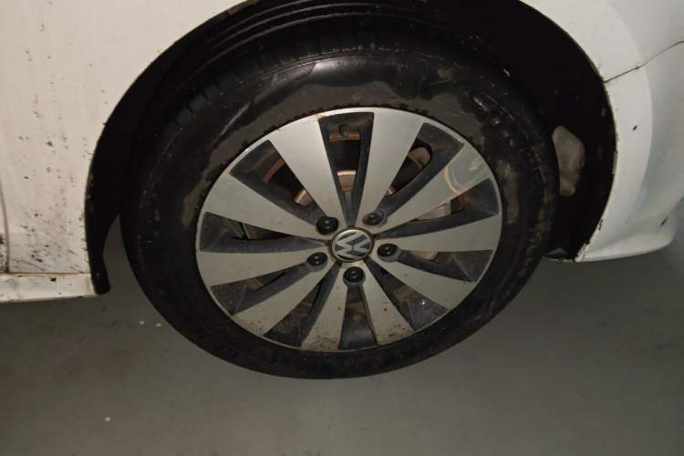 Used Volkswagen Sagitar 2017 1.6L Automatic Comfort Model Right Front Wheel Hub