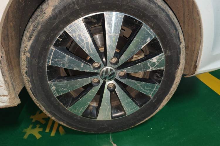 Used Volkswagen Sagitar 2017 1.6L Manual Comfort Model Right Front Wheel Hub