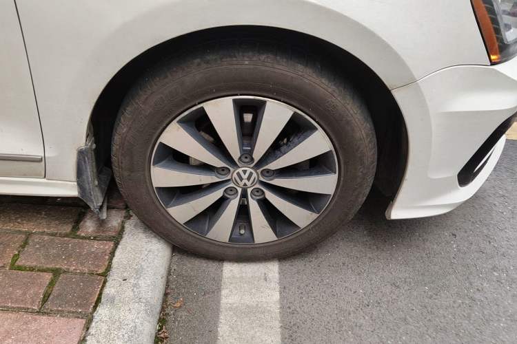 Used Volkswagen Sagitar 2017 230TSI Automatic Comfort Version Right Front Wheel Hub