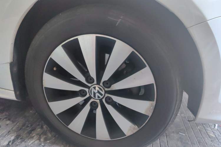 Used Volkswagen Sagitar 2017 180TSI Automatic Luxury Edition Right Front Wheel Hub