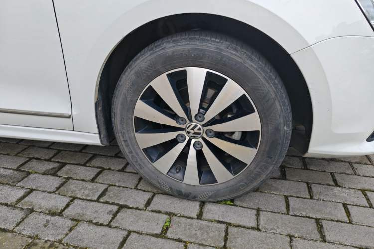 Used Volkswagen Sagitar 2017 1.6L Automatic Comfort Model Right Front Wheel Hub