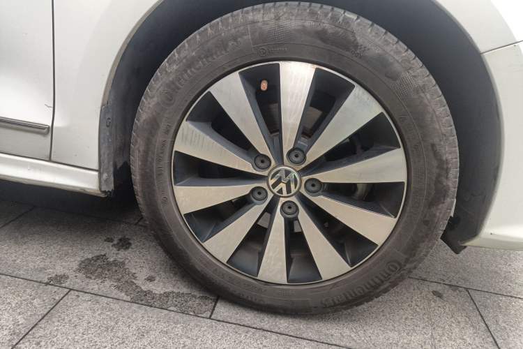Used Volkswagen Sagitar 2017 1.6L Manual Comfort Model Right Front Wheel Hub
