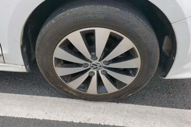 Used Volkswagen Sagitar 2017 1.6L Automatic Comfort Model Right Front Wheel Hub