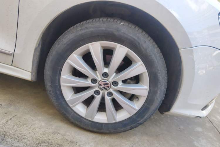Used Volkswagen Sagitar 2017 1.6L Automatic Comfort Model Right Front Wheel Hub