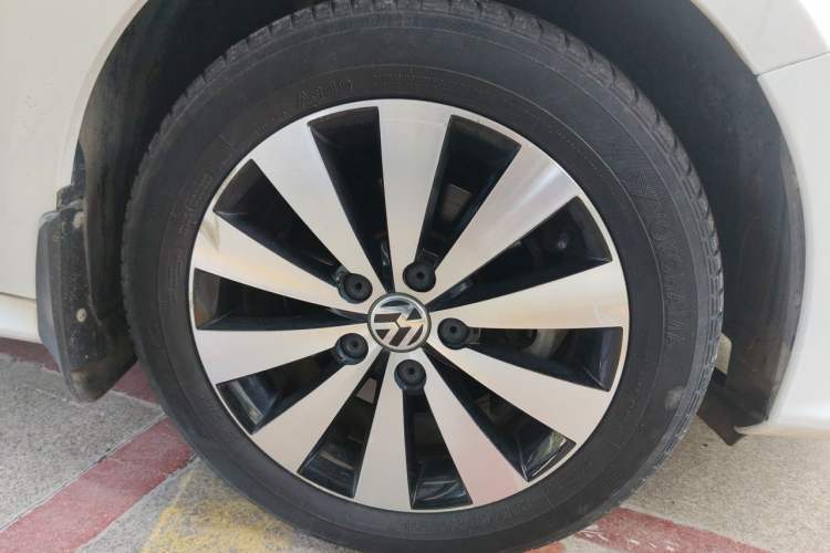 Used Volkswagen Sagitar 2017 1.6L Automatic Comfort Model Right Front Wheel Hub