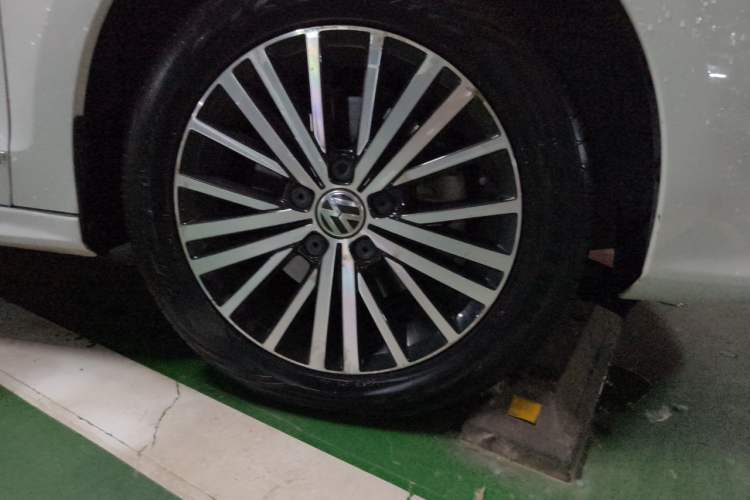 Used Volkswagen Sagitar 2017 230TSI Automatic Luxury Edition Right Front Wheel Hub