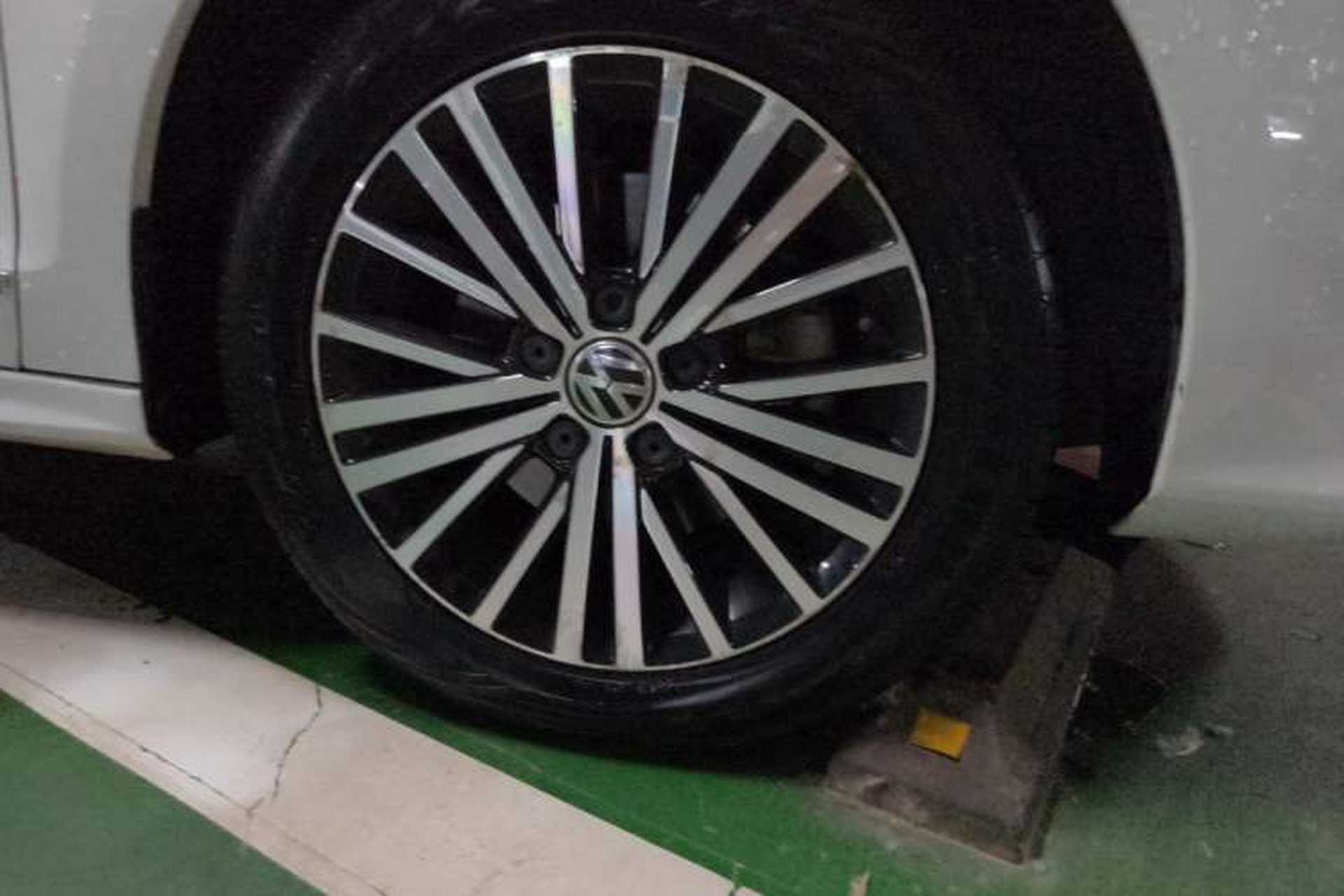 Used Volkswagen Sagitar 2017 230TSI Automatic Luxury Edition Right Front Wheel Hub