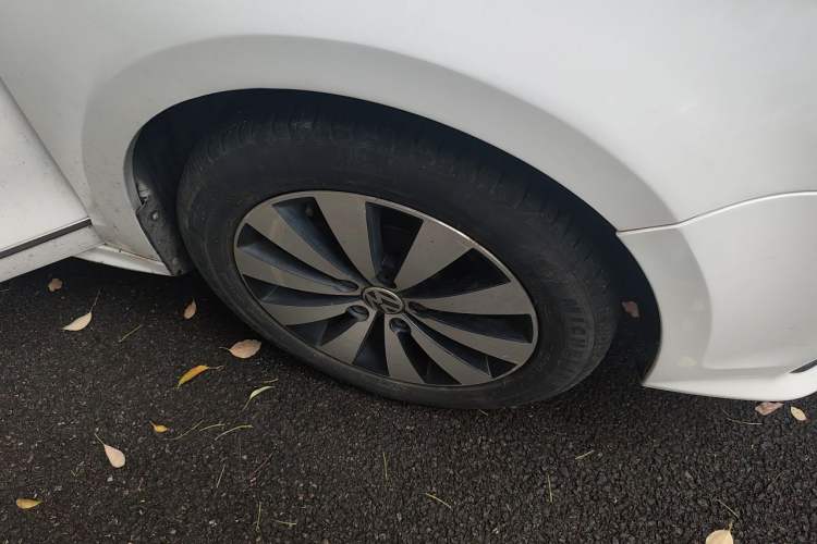 Used Volkswagen Sagitar 2017 1.6L Automatic Comfort Model Right Front Wheel Hub