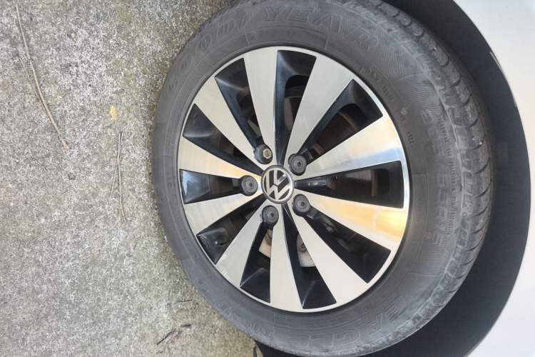 Used Volkswagen Sagitar 2017 180TSI Automatic Luxury Edition Right Front Wheel Hub