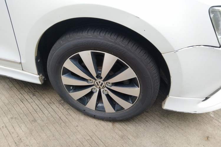 Used Volkswagen Sagitar 2017 230TSI Automatic Comfort Version Right Front Wheel Hub
