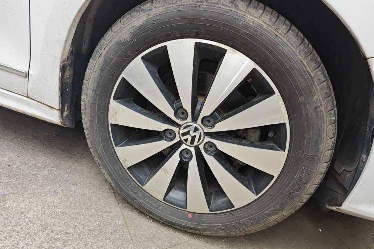 Used Volkswagen Sagitar 2017 1.6L Automatic Comfort Model Right Front Wheel Hub