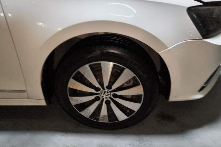 Used Volkswagen Sagitar 2017 1.6L Automatic Comfort Model Right Front Wheel Hub