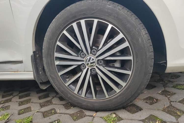 Used Volkswagen Sagitar 2017 230TSI Automatic Luxury Edition Right Front Wheel Hub