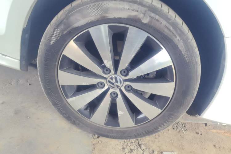 Used Volkswagen Sagitar 2017 230TSI Automatic Comfort Version Right Front Wheel Hub
