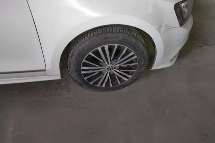 Used Volkswagen Sagitar 2017 230TSI Automatic Luxury Edition Right Front Wheel Hub
