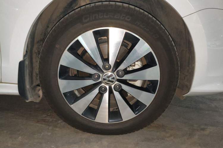 Used Volkswagen Sagitar 2017 230TSI Automatic Comfort Version Right Front Wheel Hub