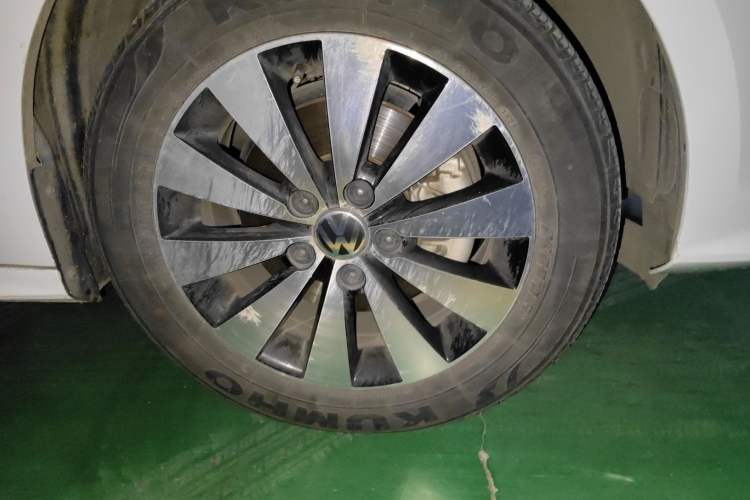 Used Volkswagen Sagitar 2017 230TSI Automatic Comfort Version Right Front Wheel Hub