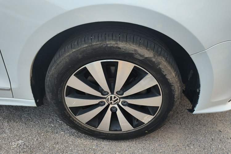Used Volkswagen Sagitar 2017 230TSI Automatic Comfort Version Right Front Wheel Hub