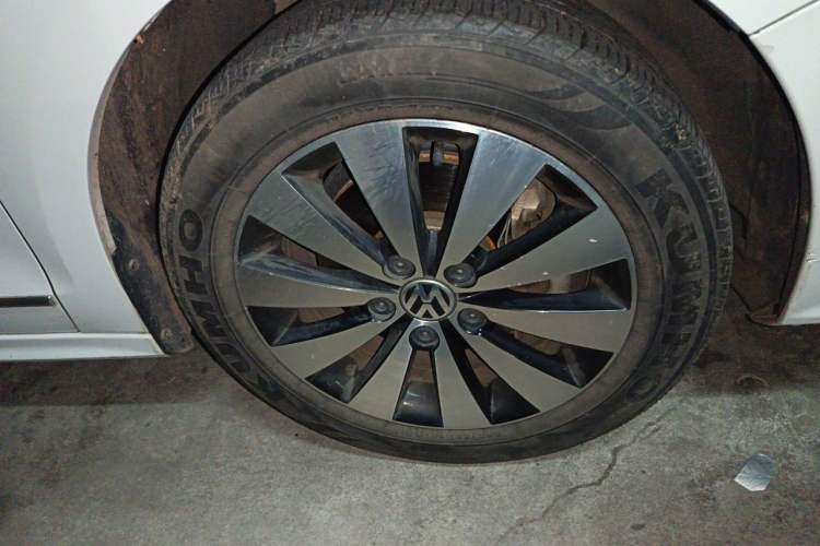 Used Volkswagen Sagitar 2017 230TSI Automatic Comfort Version Right Front Wheel Hub