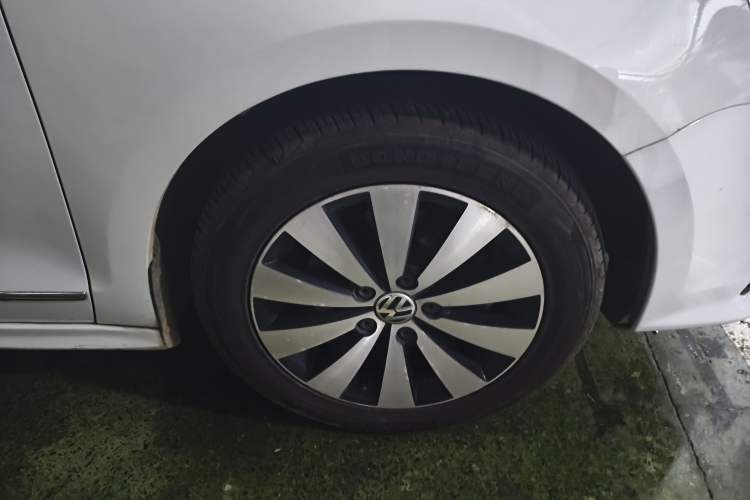 Used Volkswagen Sagitar 2017 230TSI Automatic Comfort Version Right Front Wheel Hub