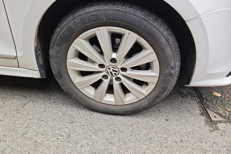Used Volkswagen Sagitar 2017 1.6L Automatic Comfort Model Right Front Wheel Hub