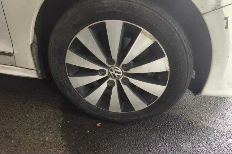 Used Volkswagen Sagitar 2017 230TSI Automatic Comfort Version Right Front Wheel Hub