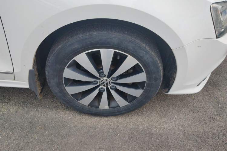 Used Volkswagen Sagitar 2017 180TSI Automatic Luxury Edition Right Front Wheel Hub
