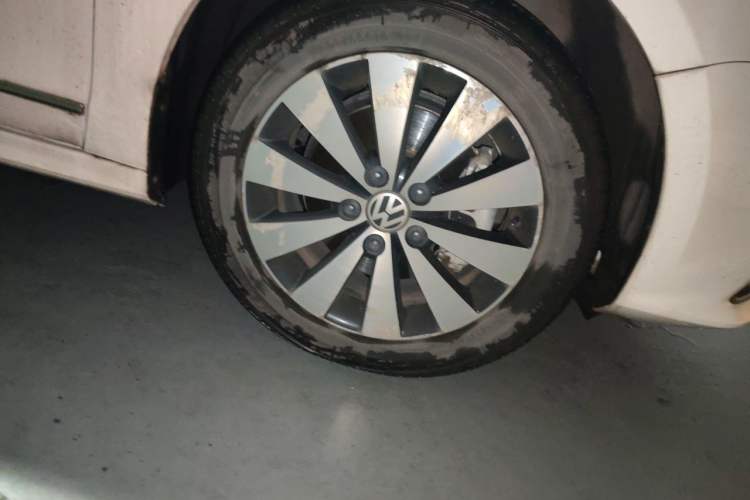 Used Volkswagen Sagitar 2017 230TSI Automatic Comfort Version Right Front Wheel Hub