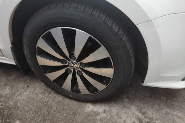 Used Volkswagen Sagitar 2017 230TSI Automatic Comfort Version Right Front Wheel Hub