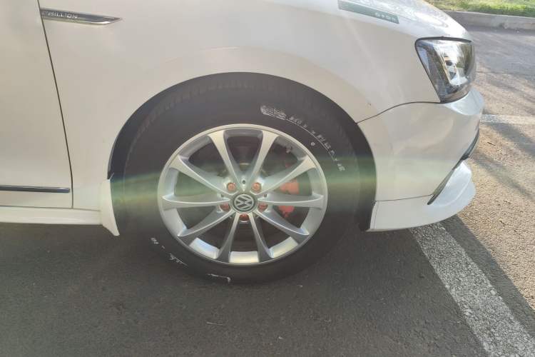 Used Volkswagen Sagitar 2017 1.6L Automatic Comfort Model Right Front Wheel Hub