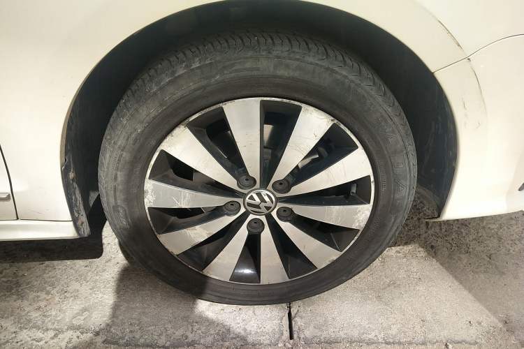 Used Volkswagen Sagitar 2017 1.6L Automatic Comfort Model Right Front Wheel Hub