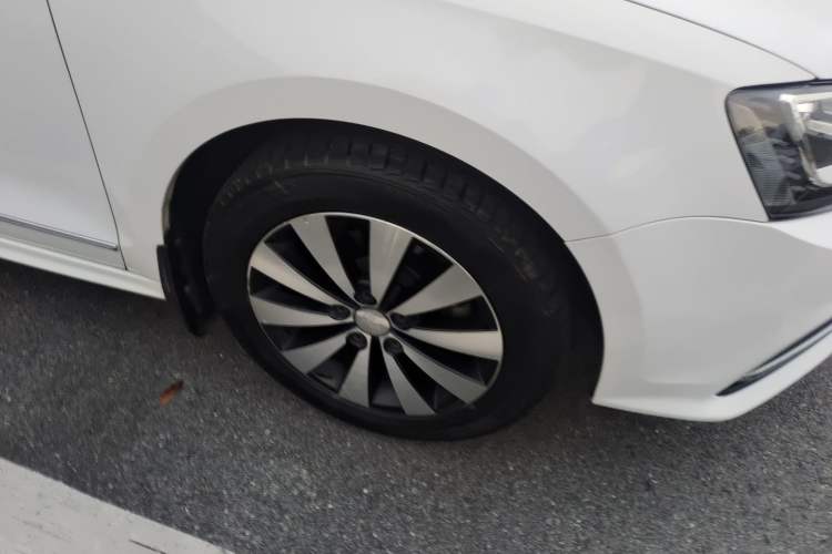 Used Volkswagen Sagitar 2017 1.6L Automatic Comfort Model Right Front Wheel Hub