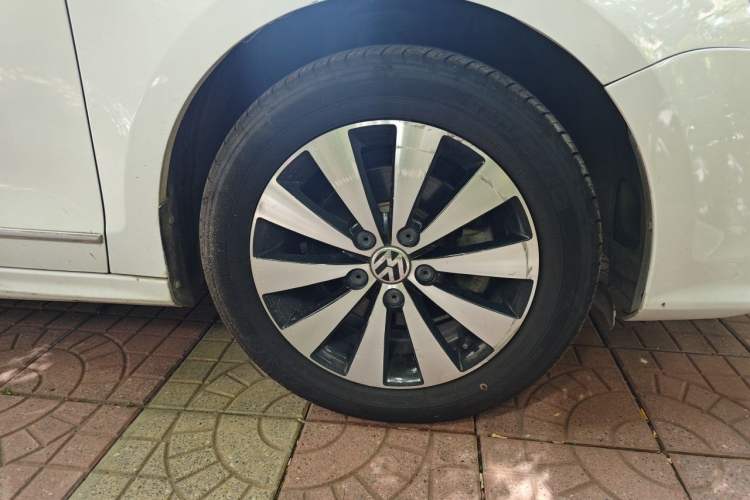 Used Volkswagen Sagitar 2017 1.6L Automatic Comfort Model Right Front Wheel Hub