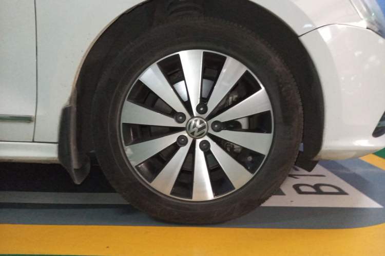Used Volkswagen Sagitar 2017 180TSI Automatic Luxury Edition Right Front Wheel Hub