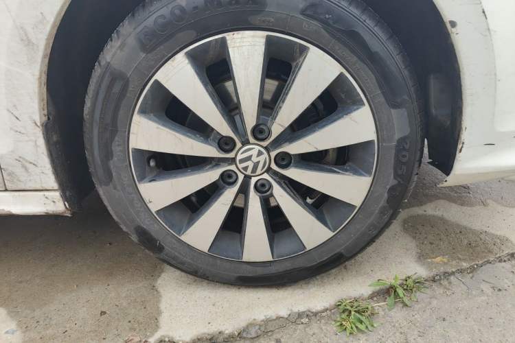 Used Volkswagen Sagitar 2017 1.6L Manual Comfort Model Right Front Wheel Hub