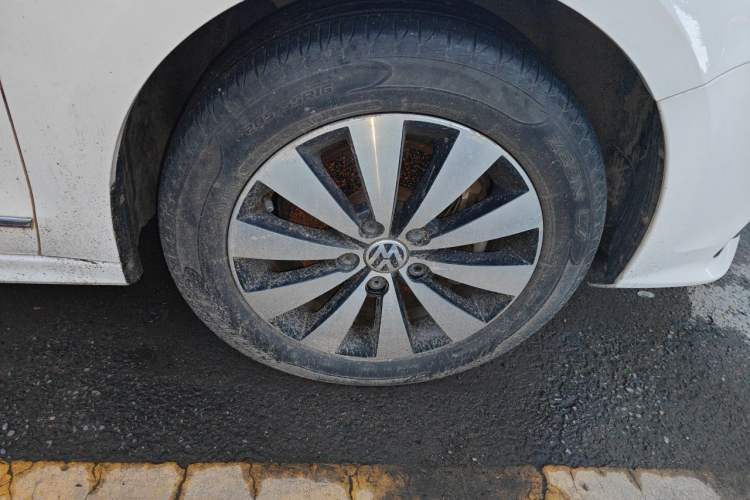 Used Volkswagen Sagitar 2017 230TSI Automatic Comfort Version Right Front Wheel Hub