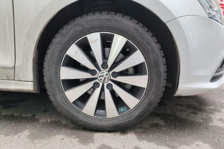 Used Volkswagen Sagitar 2017 230TSI Automatic Luxury Edition Right Front Wheel Hub
