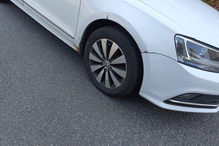Used Volkswagen Sagitar 2017 1.6L Automatic Comfort Model Right Front Wheel Hub